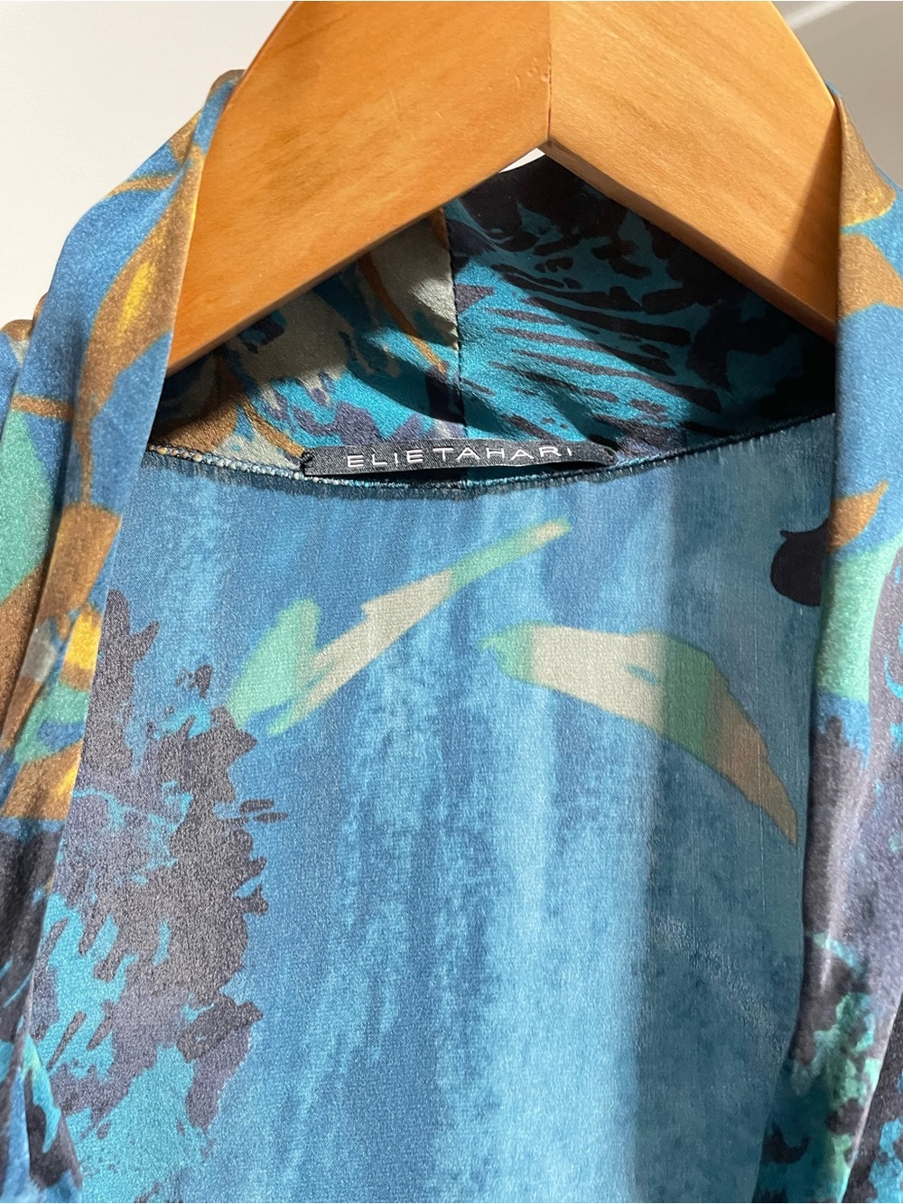Elie Tahari Blue Abstract Floral Faux Tie Neck Shell Blouse Medium - Picture 2 of 8